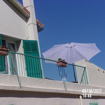 Stud Terras Ville Corniche 2 Pers Stat Gratuit Rue Modif Suivt Possib Et Accord Exclusif Marseilles Buitenkant foto